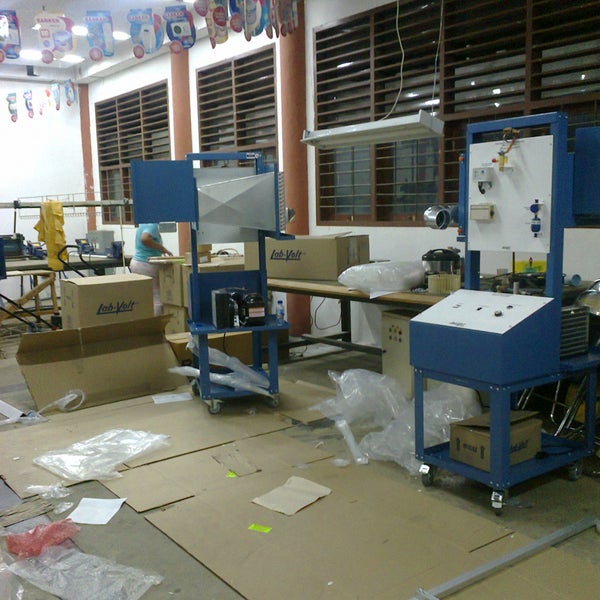 Engineering workshop. Workshop: engineering. Роберт август бош магазин precision mechanics and electrical engineering workshop. Над мероприятием работали. Oldschool engine workshop.