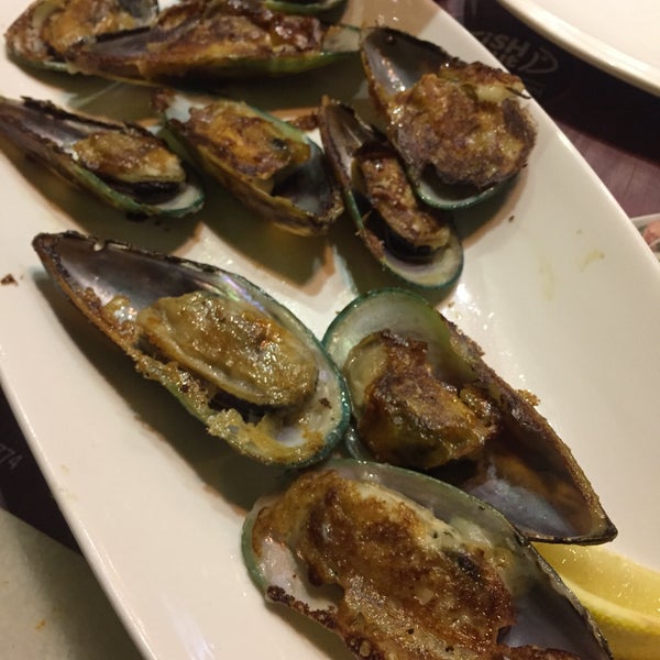Photo taken at Fish Hut Restaurant by Saori K. on 2/11/2017