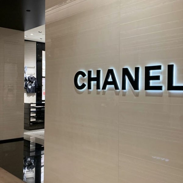 Chanel's Newest Flagship Features Exclusive Merchandise and a 60-Foot-Tall  Pearl Necklace - Fashionista