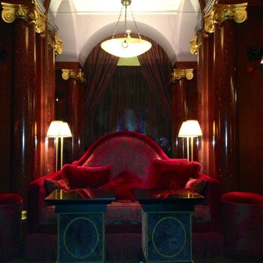 Foto tirada no(a) Hotel Athenee Paris por Jbastien H. em 10/30/2012