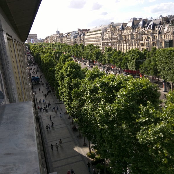 Une vue unique sur les Champs Élysées !
