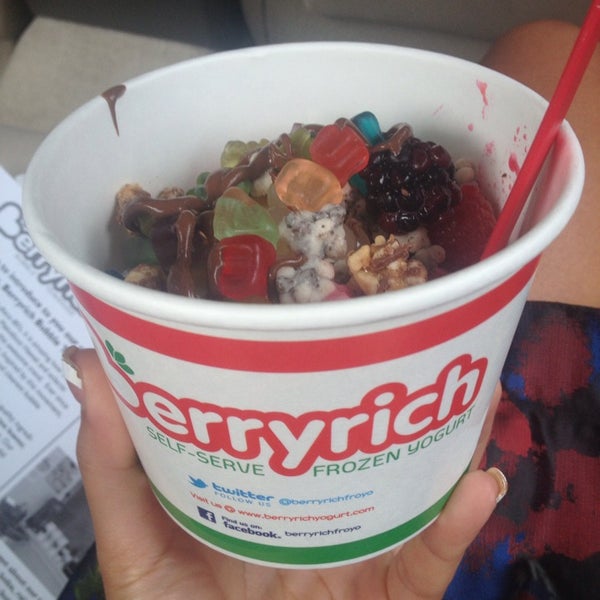 Foto tirada no(a) Berryrich Frozen Yogurt por Christine P. em 9/16/2013