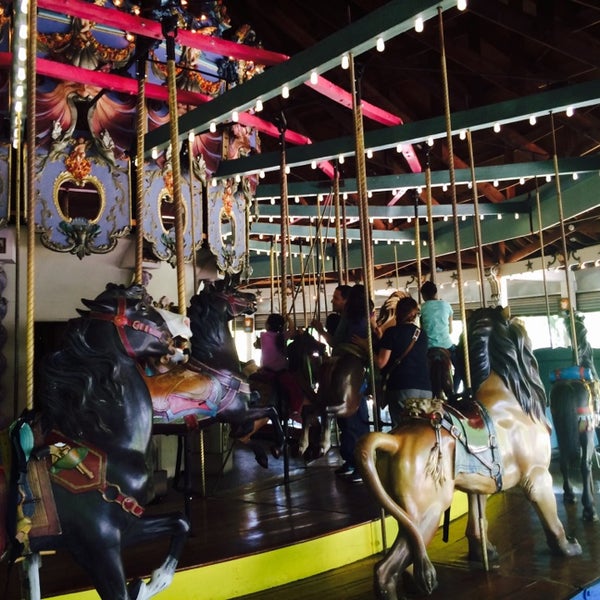 Снимок сделан в Forest Park Carousel пользователем Agnes F. 5/25/2014