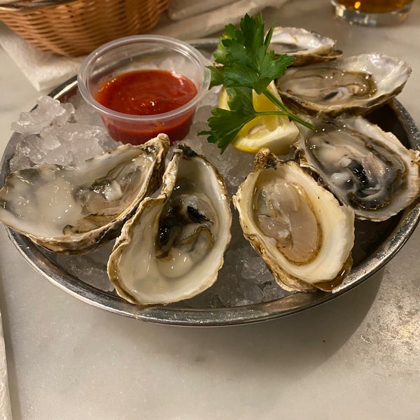 Photo prise au Sotto Mare Oysteria &amp; Seafood Restaurant par Julia P. le2/17/2023