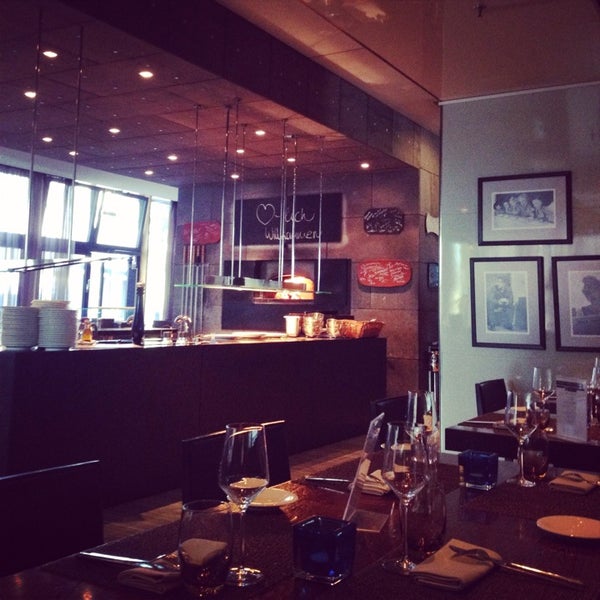 Das Foto wurde bei Paparazzi Lounge Bar &amp; Restaurant von Mariia am 5/24/2014 aufgenommen