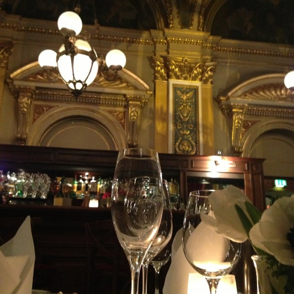 Das Foto wurde bei Restaurant Opéra von Mariia am 3/6/2013 aufgenommen