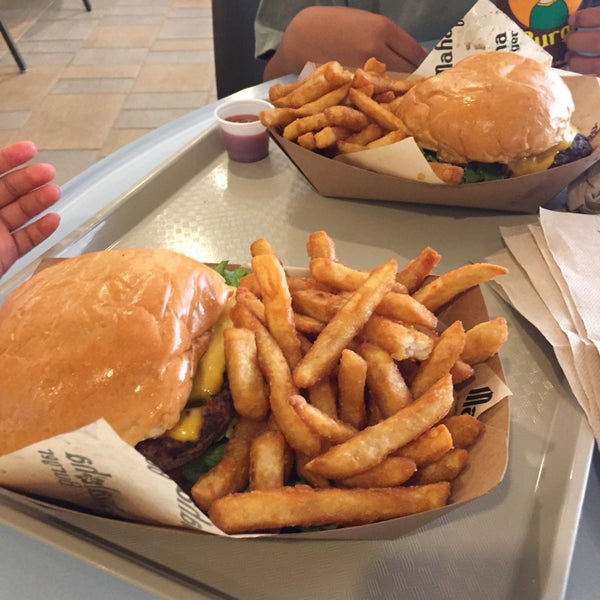 รูปภาพถ่ายที่ Mahaloha Burger โดย jun เมื่อ 7/15/2018