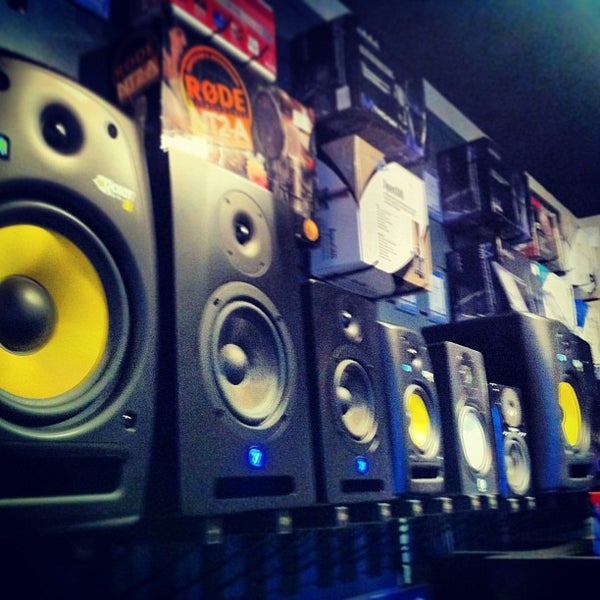 3/7/2013에 Justin G.님이 Long &amp; McQuade Musical Instruments에서 찍은 사진