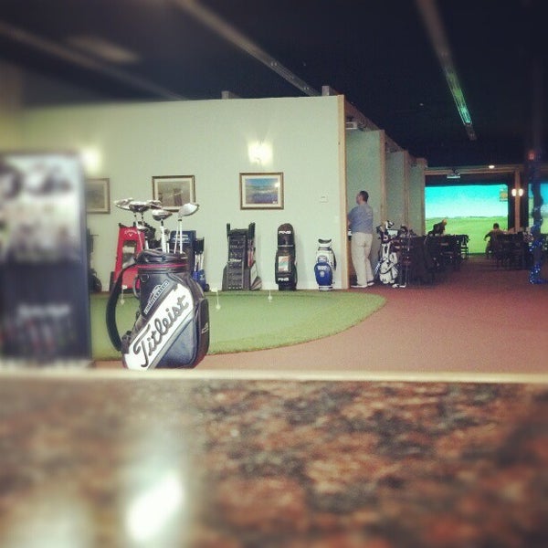 Снимок сделан в Canton Indoor Golf Center пользователем Brian S. 12/22/2012