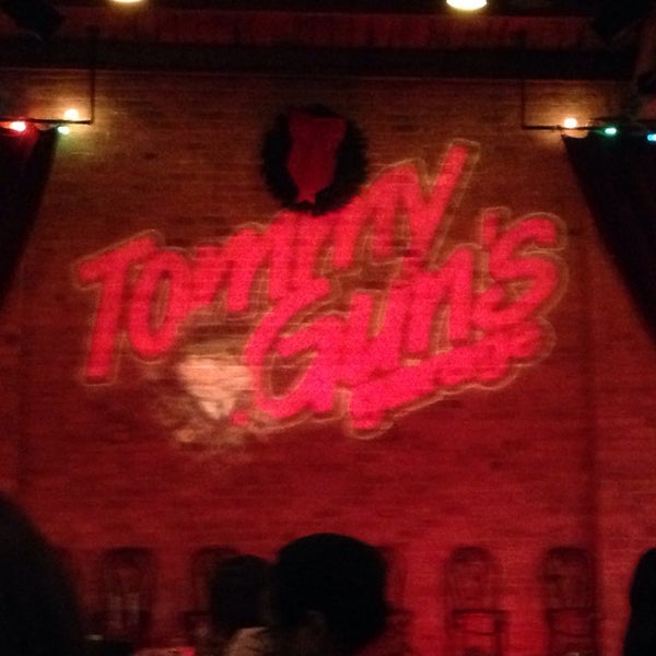 Foto tirada no(a) Tommy Gun&#39;s Garage por Renee D. em 12/7/2013