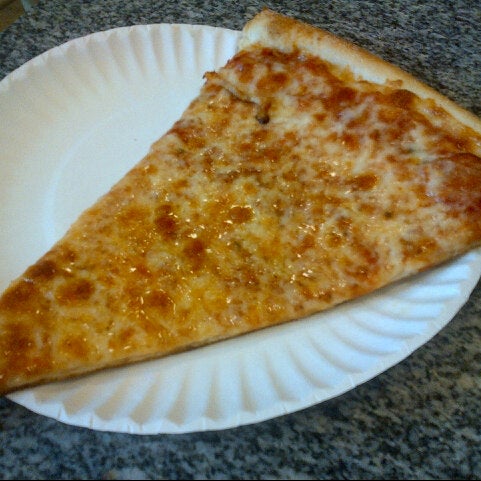 Снимок сделан в Nino&#39;s Pizza of New York пользователем brendan c. 11/9/2013
