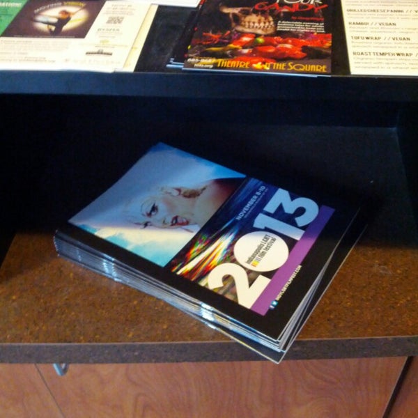 11/2/2013にLGBT Film Festival I.がMo&#39;Joe Coffee Houseで撮った写真