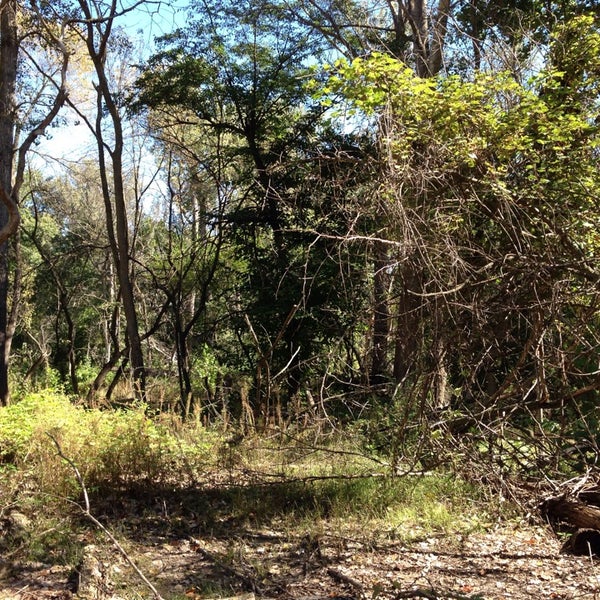 Foto diambil di Fontenelle Forest Nature Center oleh Emily E. pada 9/21/2014