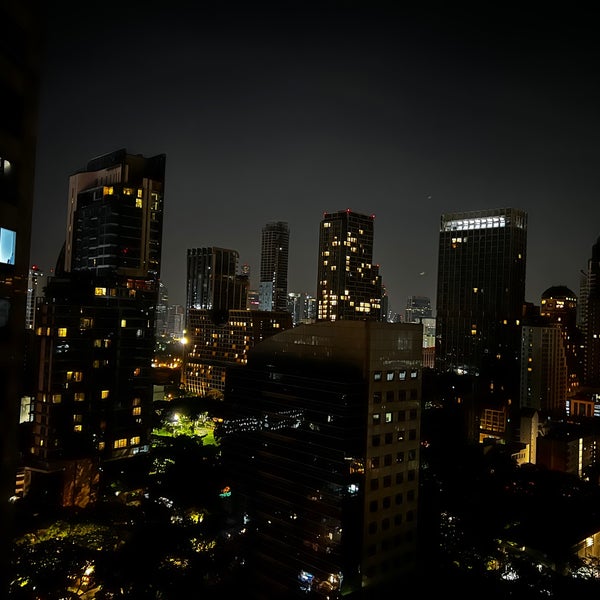 Photo taken at Hotel Indigo Bangkok Wireless Road by Maakichi on 11/22/2022