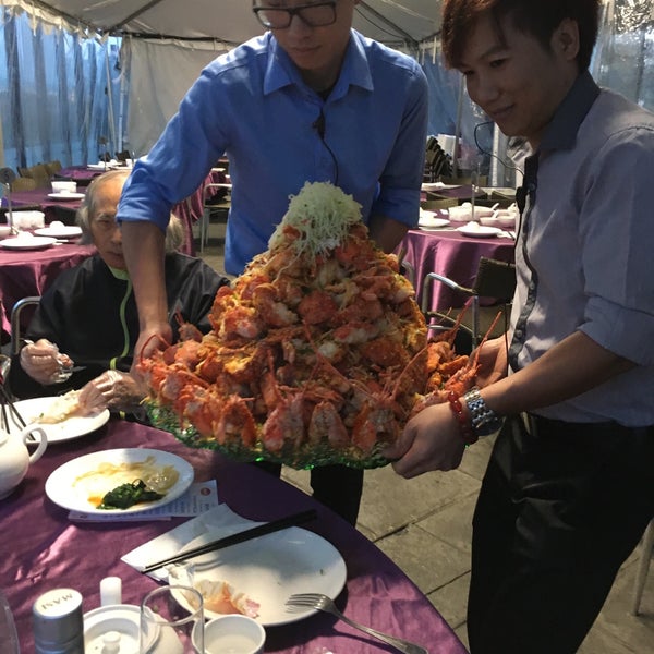 Foto diambil di Fishman Lobster Clubhouse Restaurant 魚樂軒 oleh Betty W. pada 10/15/2016