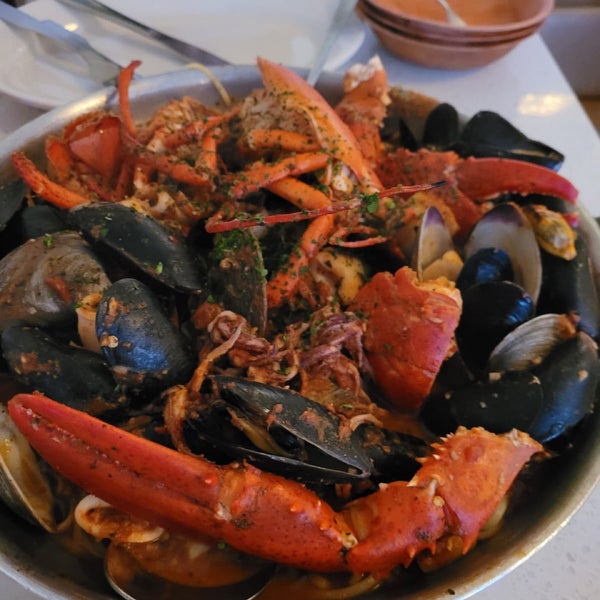 Scales & Shells Seafood Restaurant in Newport