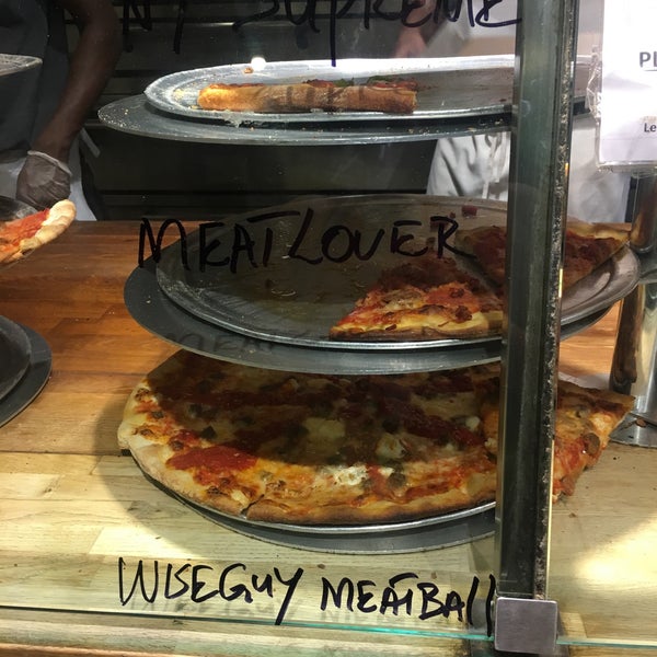 รูปภาพถ่ายที่ Wiseguy NY Pizza โดย Anne Marie S. เมื่อ 6/28/2018