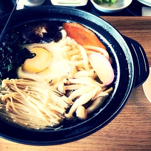 Снимок сделан в Kiraku Japanese Restaurant пользователем Samantha L. 3/12/2014