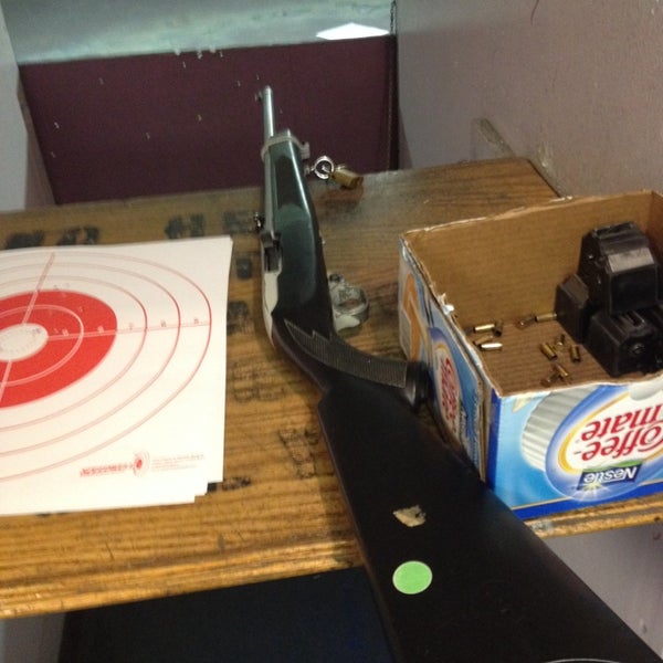 10/13/2013 tarihinde Tubby T.ziyaretçi tarafından West Side Rifle &amp; Pistol Range'de çekilen fotoğraf