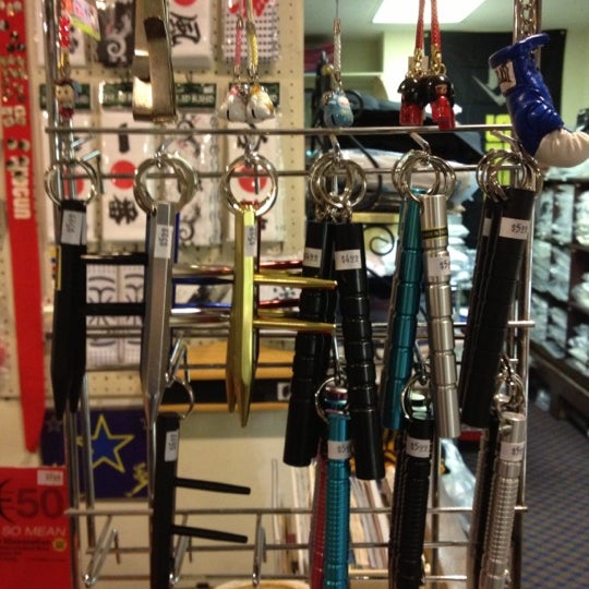 Foto tirada no(a) Continental Sporting Goods and Martial Arts Supplies por Tubby T. em 11/14/2012