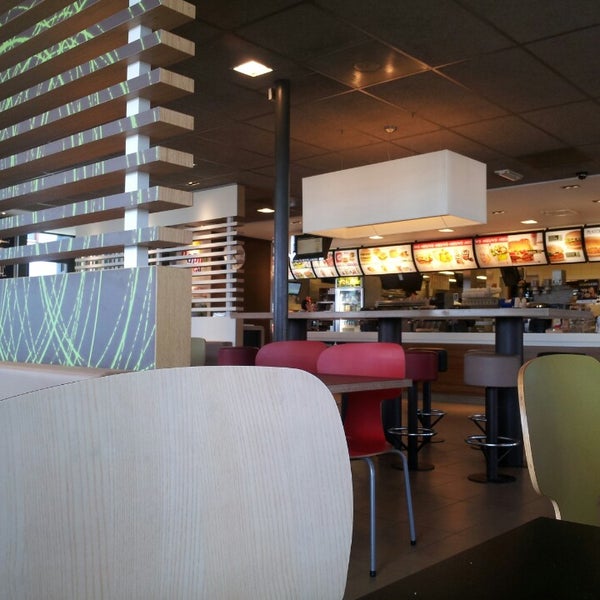รูปภาพถ่ายที่ McDonald&#39;s โดย Nico V. เมื่อ 4/18/2013