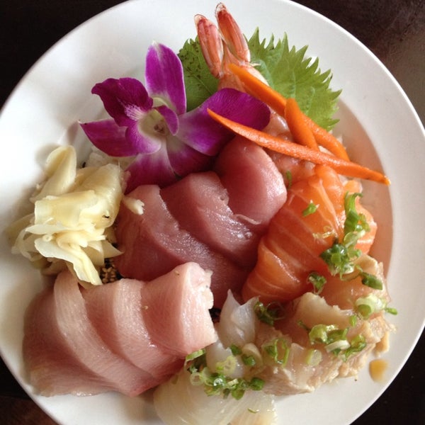 Foto tirada no(a) Tsunami Sushi por Beth M. em 9/1/2013