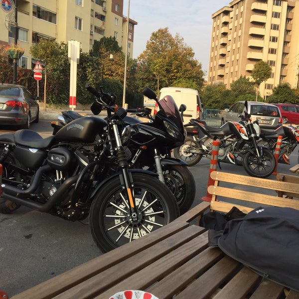 Foto tomada en Moto Cafe  por Serkut K. el 11/8/2015