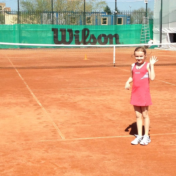 รูปภาพถ่ายที่ Академия тенниса Александра Островского โดย Юлия Ш. เมื่อ 5/8/2013