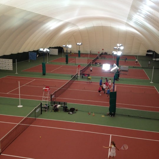 Foto tomada en Академия тенниса Александра Островского  por Юлия Ш. el 10/3/2012