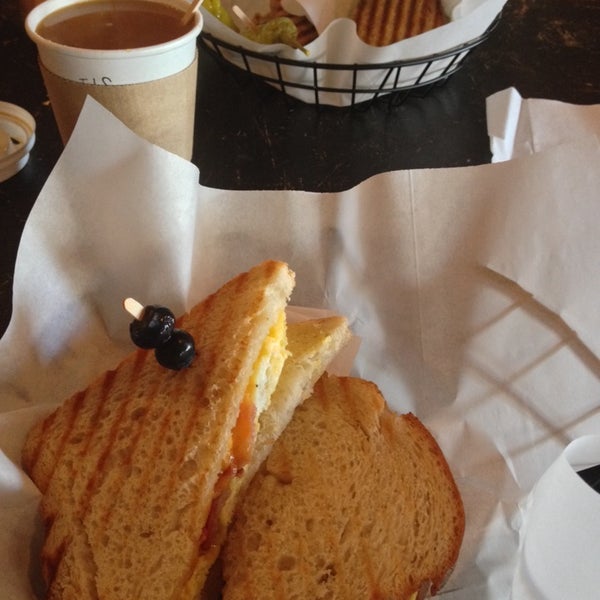5/19/2014 tarihinde Edwin G.ziyaretçi tarafından Kettle Coffee &amp; Tea'de çekilen fotoğraf