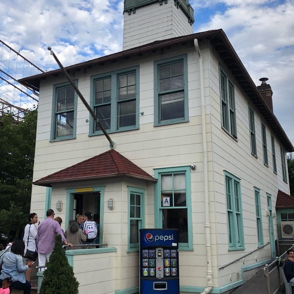 9/22/2018 tarihinde Julie S.ziyaretçi tarafından Brooklyn Ice Cream Factory'de çekilen fotoğraf
