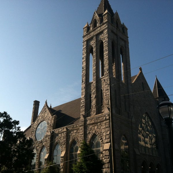 Foto diambil di Saint Mark United Methodist Church of Atlanta oleh Stacy F. pada 5/26/2013