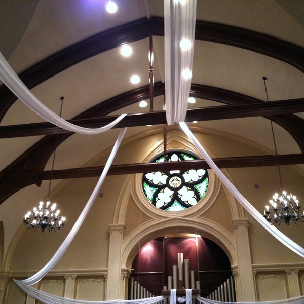 Das Foto wurde bei Saint Mark United Methodist Church of Atlanta von Stacy F. am 5/5/2013 aufgenommen