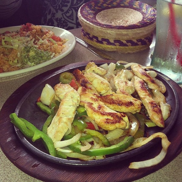 Foto tomada en La Parrilla Mexican Restaurant  por Stacy F. el 10/2/2012