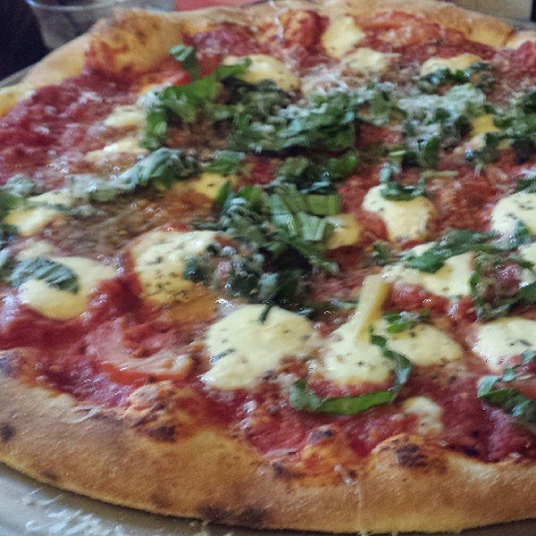 8/1/2013 tarihinde phil w.ziyaretçi tarafından EPIC Pizza &amp; Subs'de çekilen fotoğraf