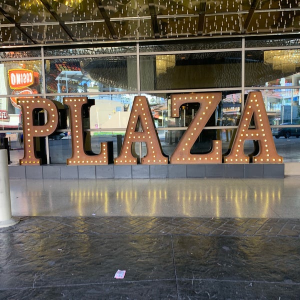รูปภาพถ่ายที่ Plaza Hotel &amp; Casino โดย Victoria S. เมื่อ 9/5/2019
