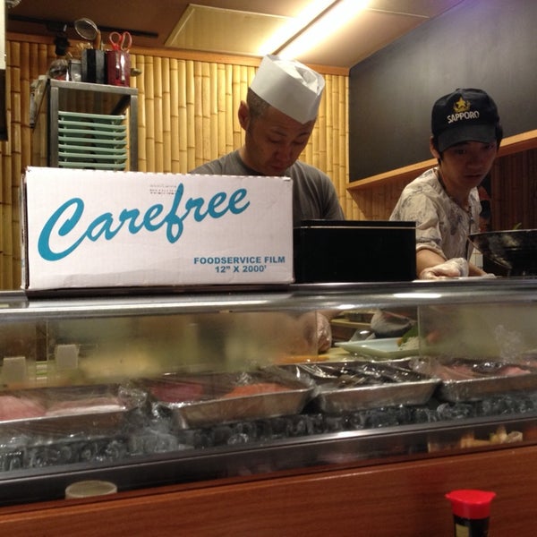 Das Foto wurde bei East Japanese Restaurant von Bing F. am 10/14/2013 aufgenommen