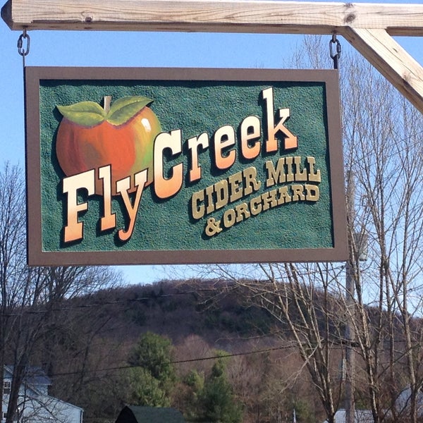 Foto tomada en Fly Creek Cider Mill &amp; Orchard  por Elizabeth M. el 4/25/2013