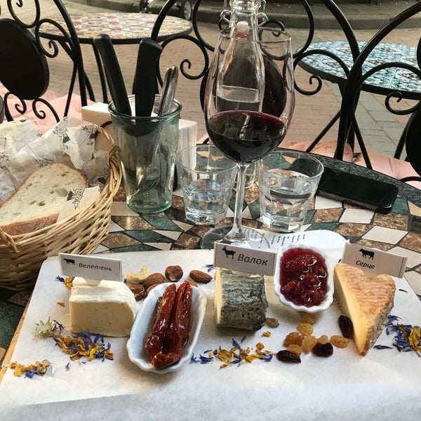 Photo taken at L&#39;affinage Cheese&amp;wine by Anna Z. on 5/13/2018