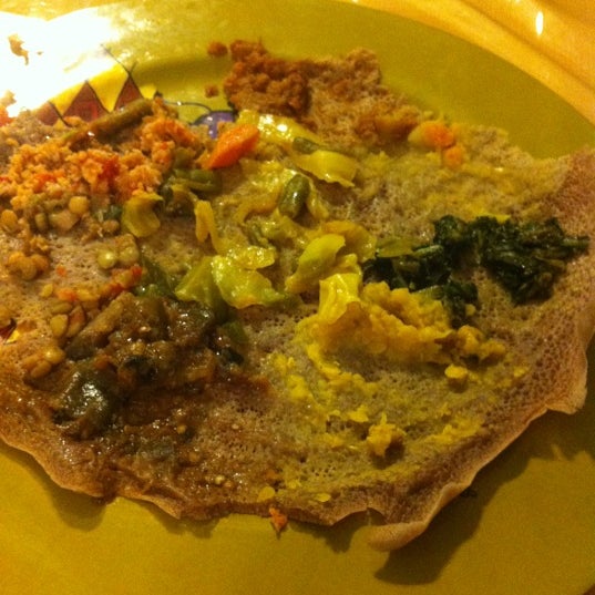 12/15/2012 tarihinde Josh M.ziyaretçi tarafından Aster&#39;s Ethiopian Restaurant'de çekilen fotoğraf