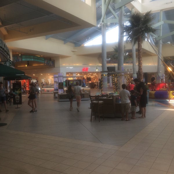 6/24/2016 tarihinde Turan K.ziyaretçi tarafından Coastal Grand Mall'de çekilen fotoğraf