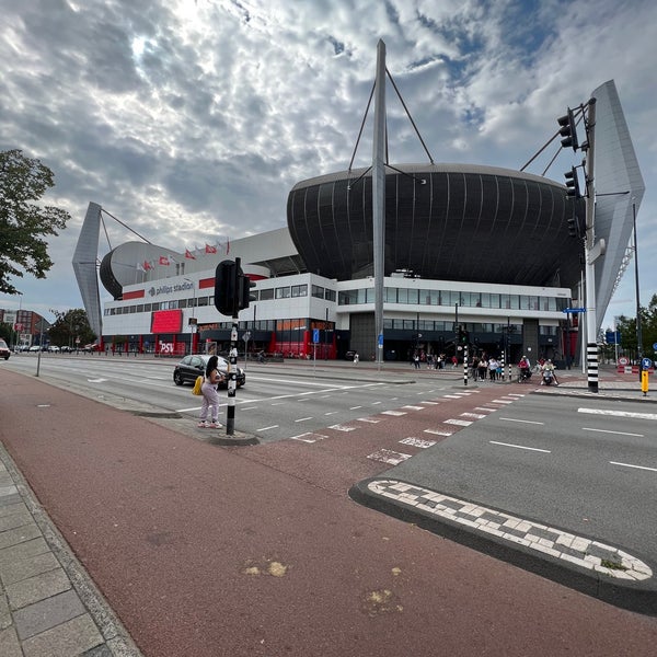 รูปภาพถ่ายที่ Philips Stadion โดย Vicky เมื่อ 8/15/2022