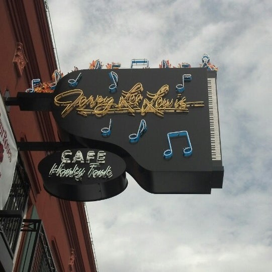 8/3/2013 tarihinde Eddie W.ziyaretçi tarafından Jerry Lee Lewis Cafe &amp; Honky Tonk'de çekilen fotoğraf