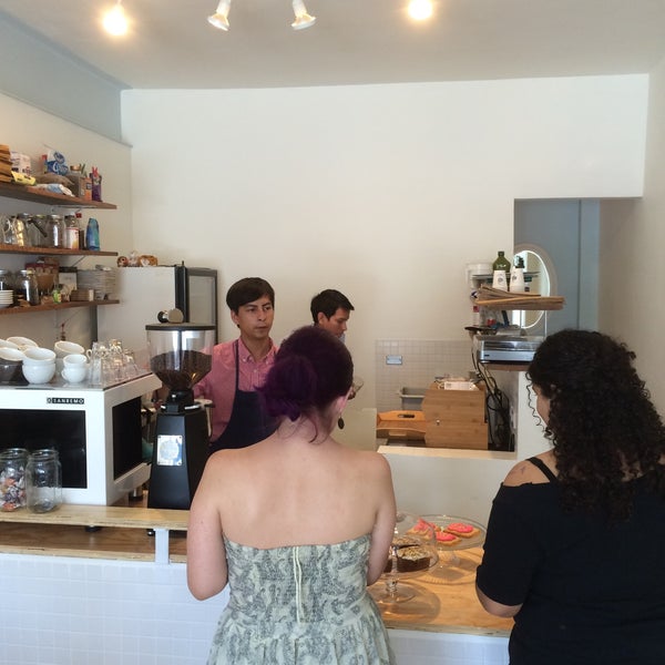 รูปภาพถ่ายที่ Café Limón โดย Chok H. เมื่อ 7/18/2015