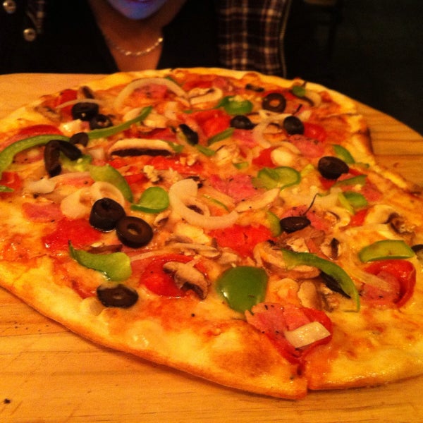 รูปภาพถ่ายที่ Flippin&#39; Pizza โดย 7ania J. เมื่อ 2/15/2015