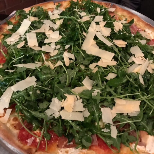 Foto tomada en Campania Coal Fired Pizza  por Valerie el 12/20/2018