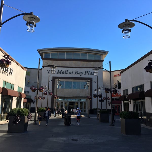 Das Foto wurde bei The Mall at Bay Plaza von Kester A. am 10/30/2015 aufgenommen