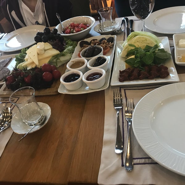 Das Foto wurde bei Kile Restaurant von Kadir Ç. am 6/7/2017 aufgenommen