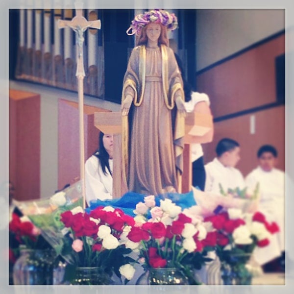 รูปภาพถ่ายที่ St. Monica Catholic Church โดย Krystal E. เมื่อ 5/12/2013