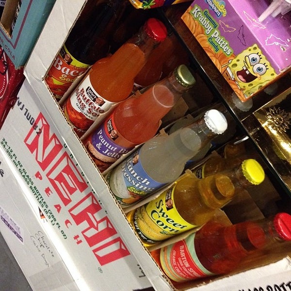 12/14/2013にKrystal E.がBlooms Candy &amp; Soda Pop Shopで撮った写真
